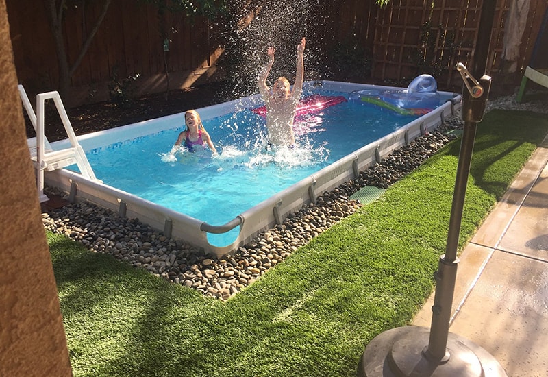 mozhno-li-vkapyvat-karkasnye-bassejny-v-zemlju-1-min.jpg Бассейн, укомплектованный лестницей для удобного спуска